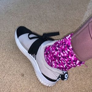 Tennis shoes